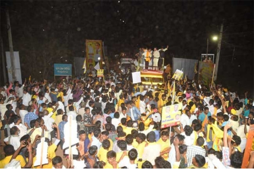 आंध्र प्रदेश के पूर्व मुख्यमंत्री चंद्रबाबू नायडू के रोड शो में हादसा, 8 की मौत